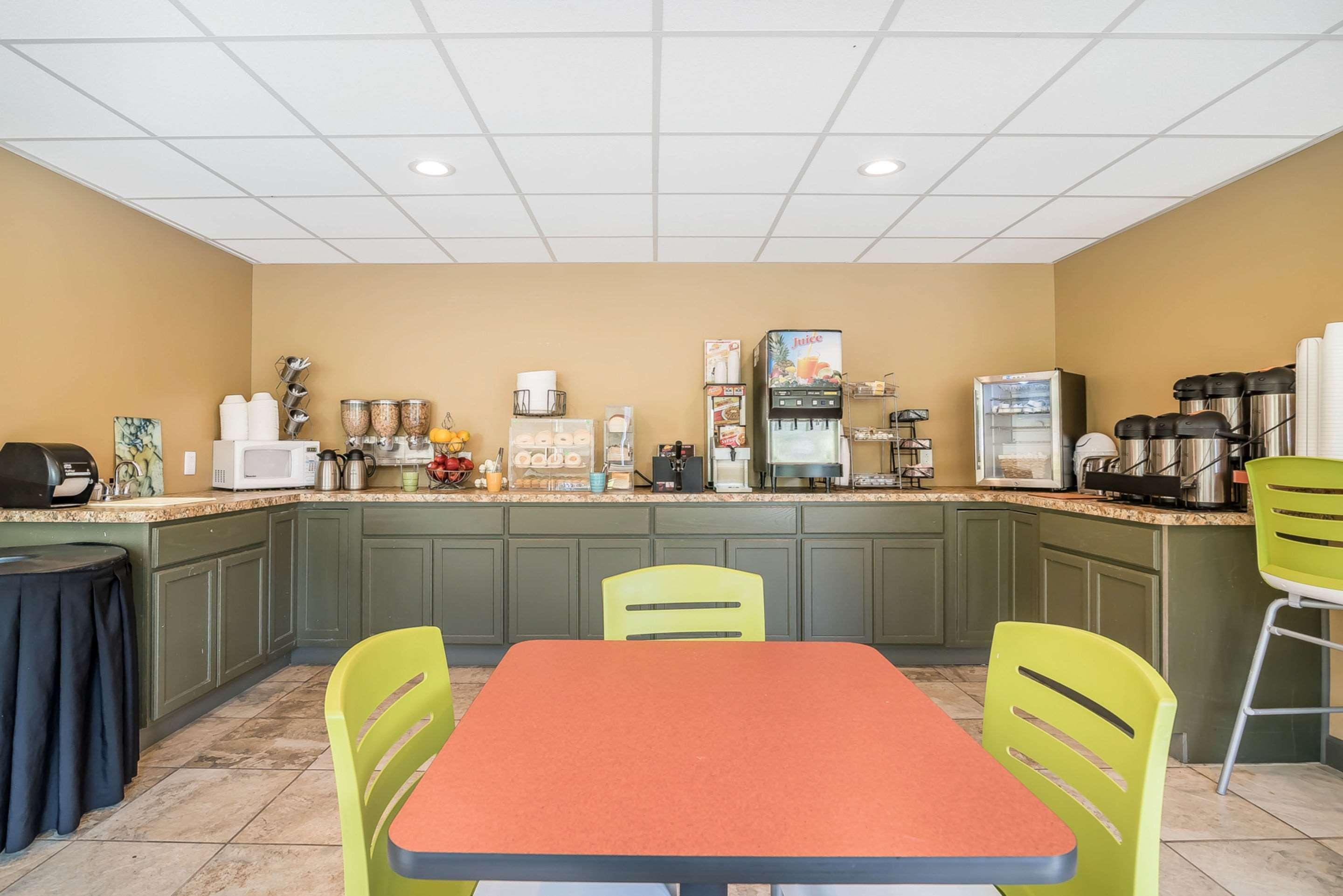בינגהמטון Econo Lodge Inn & Suites מראה חיצוני תמונה