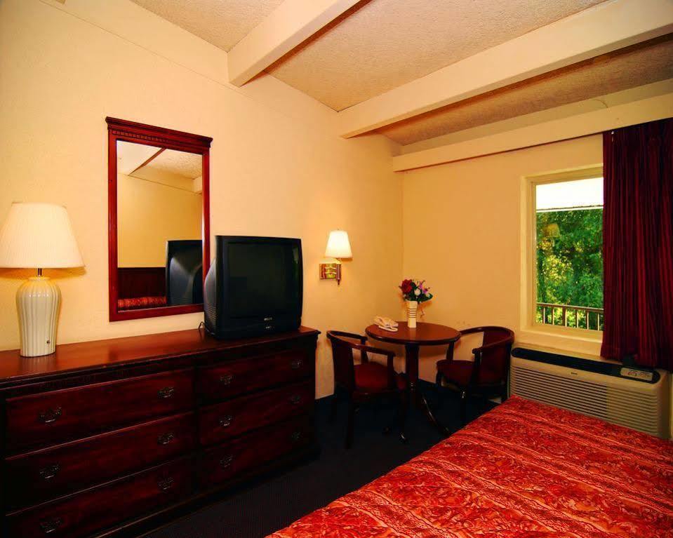 בינגהמטון Econo Lodge Inn & Suites מראה חיצוני תמונה