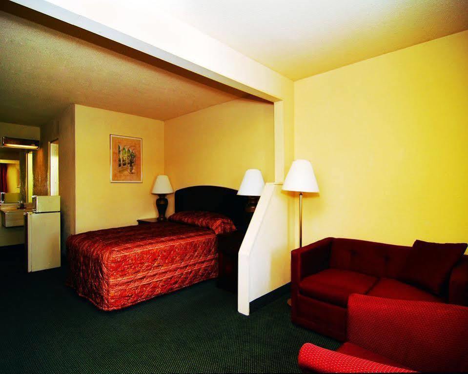 בינגהמטון Econo Lodge Inn & Suites מראה חיצוני תמונה