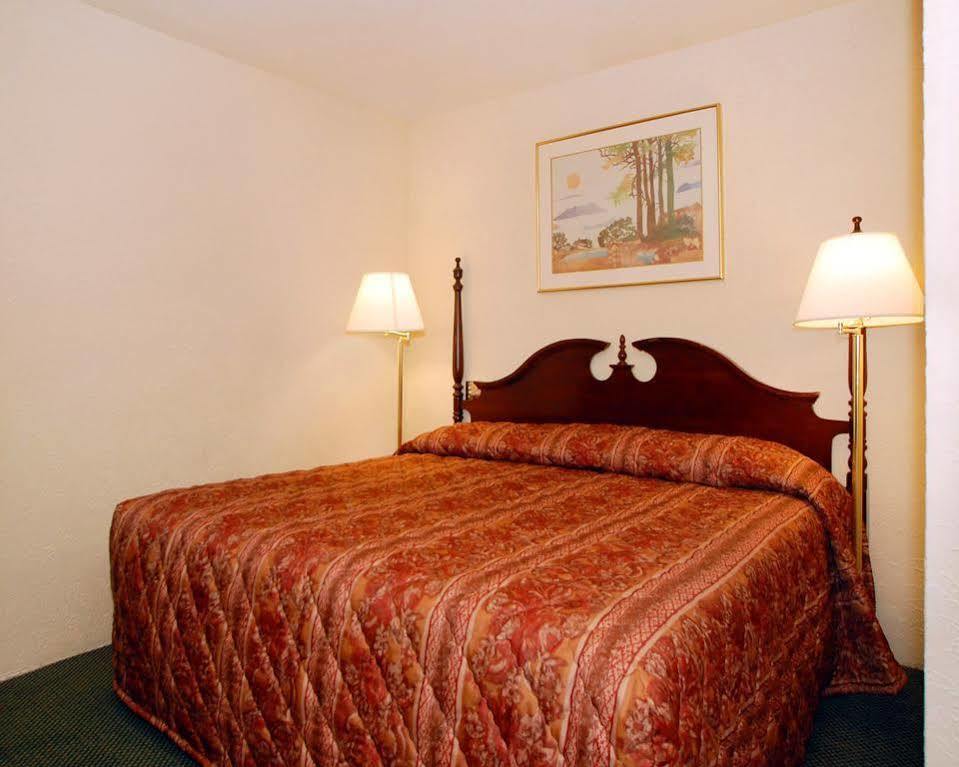 בינגהמטון Econo Lodge Inn & Suites מראה חיצוני תמונה