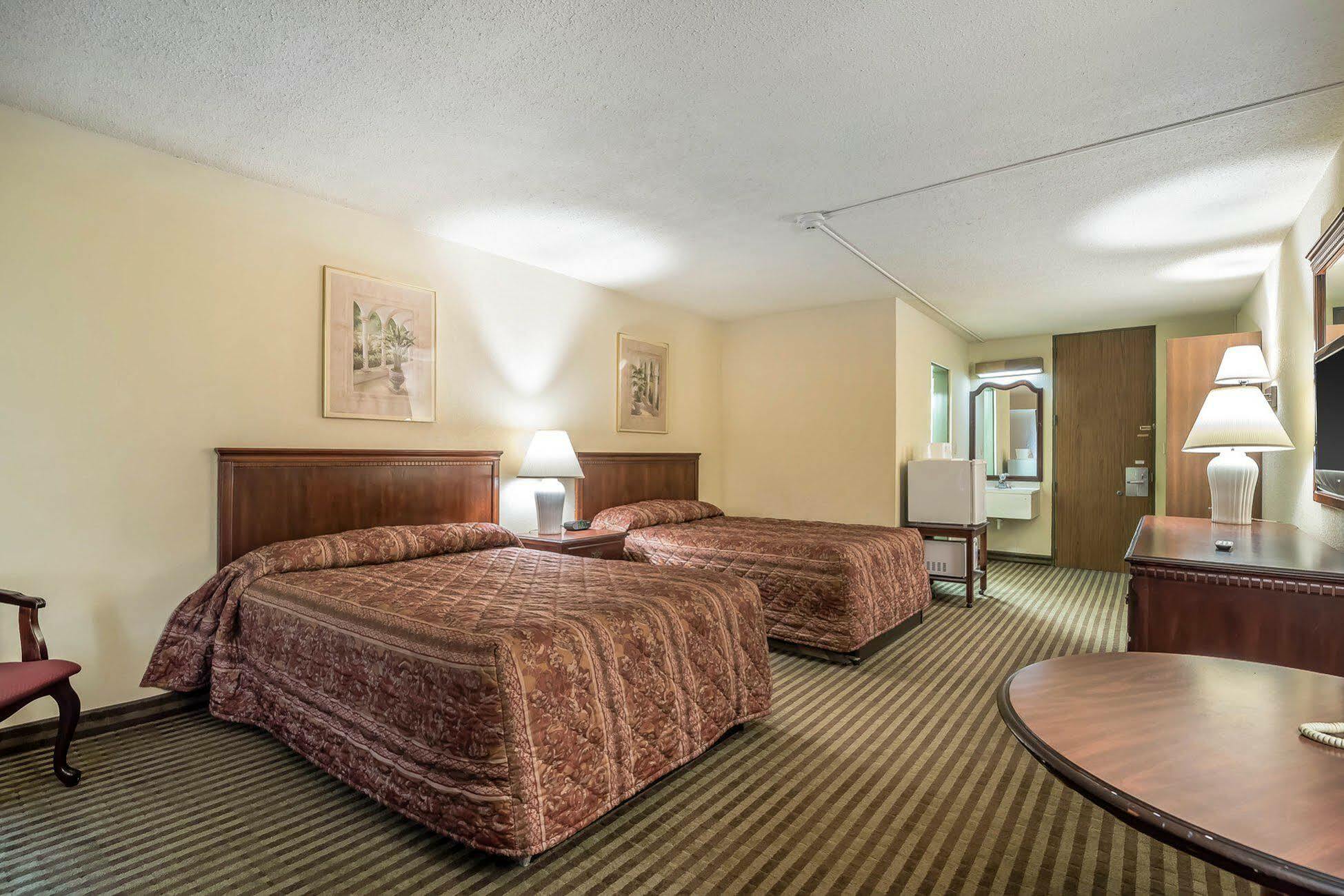 בינגהמטון Econo Lodge Inn & Suites מראה חיצוני תמונה