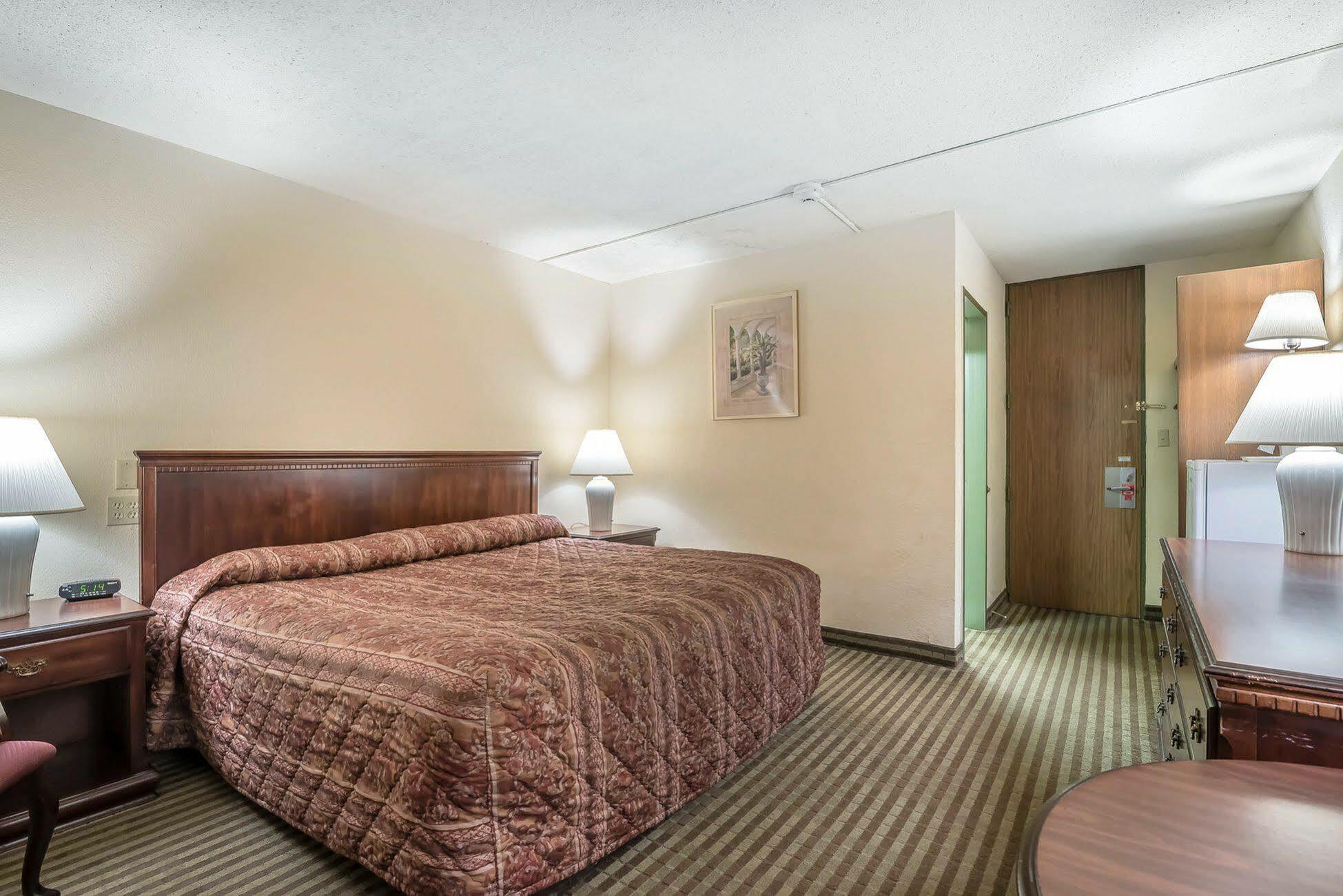 בינגהמטון Econo Lodge Inn & Suites מראה חיצוני תמונה